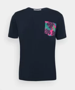 Pier One Uomo T-shirt Con Stampa - Dark Blue 10 Pier One Uomo T-shirt Con Stampa - Dark Blue -Moda Perfetta 0b2eeb5099b74d068a97e97d9e18af78
