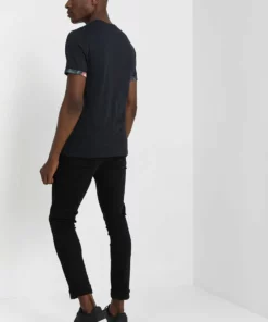 Pier One Uomo T-shirt Con Stampa - Dark Blue 9 Pier One Uomo T-shirt Con Stampa - Dark Blue -Moda Perfetta 10345a24b3f84197bec430746ca2a110