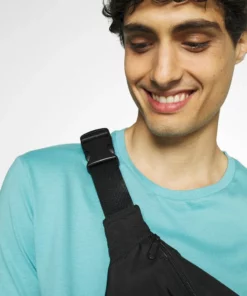 Pier One Uomo 2 PACK - T-shirt Basic - Light Blue/black 13 Pier One Uomo 2 PACK - T-shirt Basic - Light Blue/black -Moda Perfetta 17d8b91c53844a7e96340e9282e2e4b4