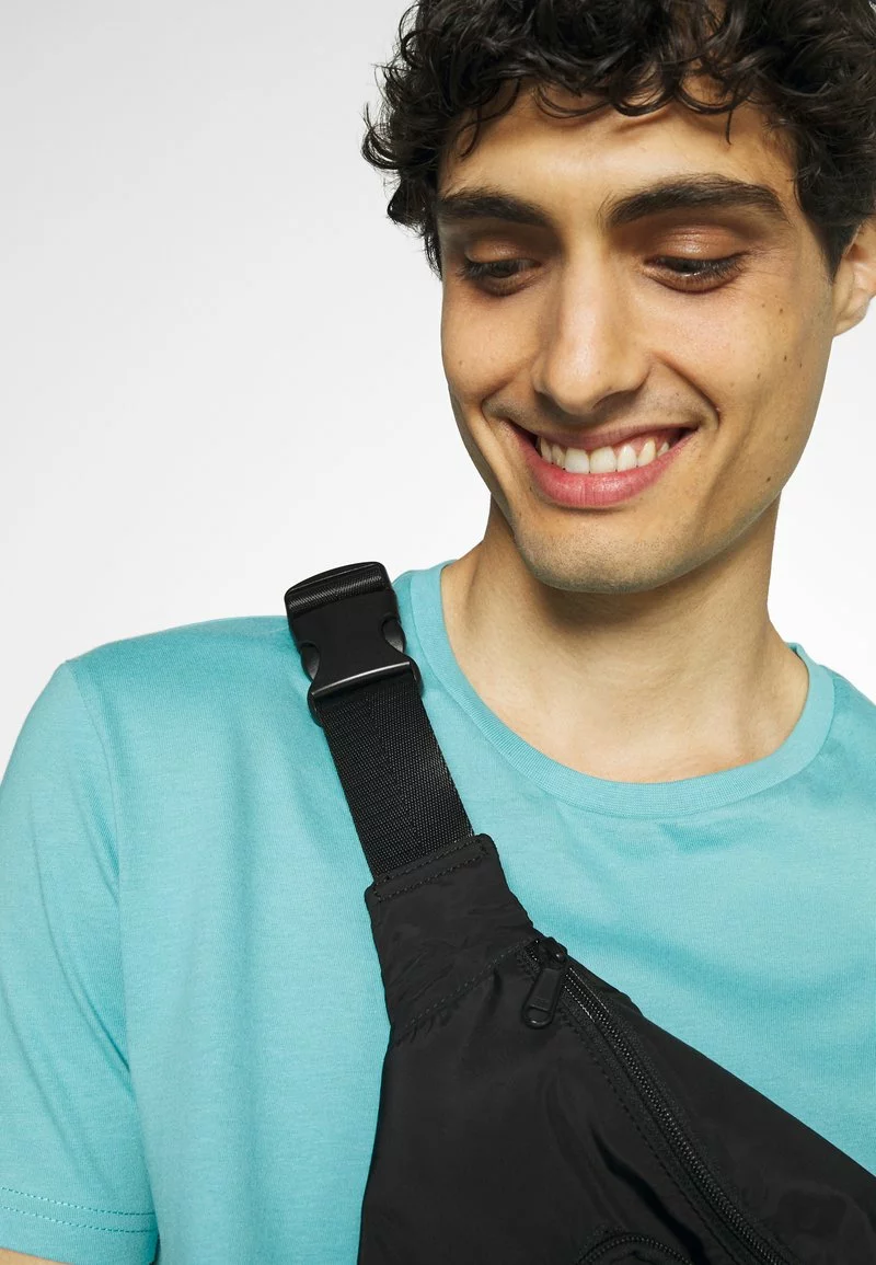 Pier One Uomo 2 PACK - T-shirt Basic - Light Blue/black 7 Pier One Uomo 2 PACK - T-shirt Basic - Light Blue/black - immagine 5