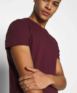 Pier One Uomo T-shirt Basic - Bordeaux 11 Pier One Uomo T-shirt Basic - Bordeaux -Moda Perfetta 204865ebd51d4b03a583a485013c85fe