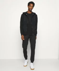 Pier One Uomo Pantaloni Sportivi - Black 8 Pier One Uomo Pantaloni Sportivi - Black -Moda Perfetta 236f08a5b65645f7aed604cdf207721e