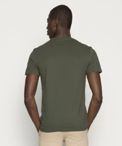 Pier One Uomo 5 PACK - T-shirt Basic - Dark Blue/grey/khaki 15 Pier One Uomo 5 PACK - T-shirt Basic - Dark Blue/grey/khaki -Moda Perfetta 258eab57cb3c4224bef491b398d4b6bc