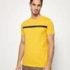 Pier One Uomo T-shirt Con Stampa - Yellow 1 Pier One Uomo T-shirt Con Stampa - Yellow -Moda Perfetta 25a1eabf7b3646bc92ee31d9c29d6272
