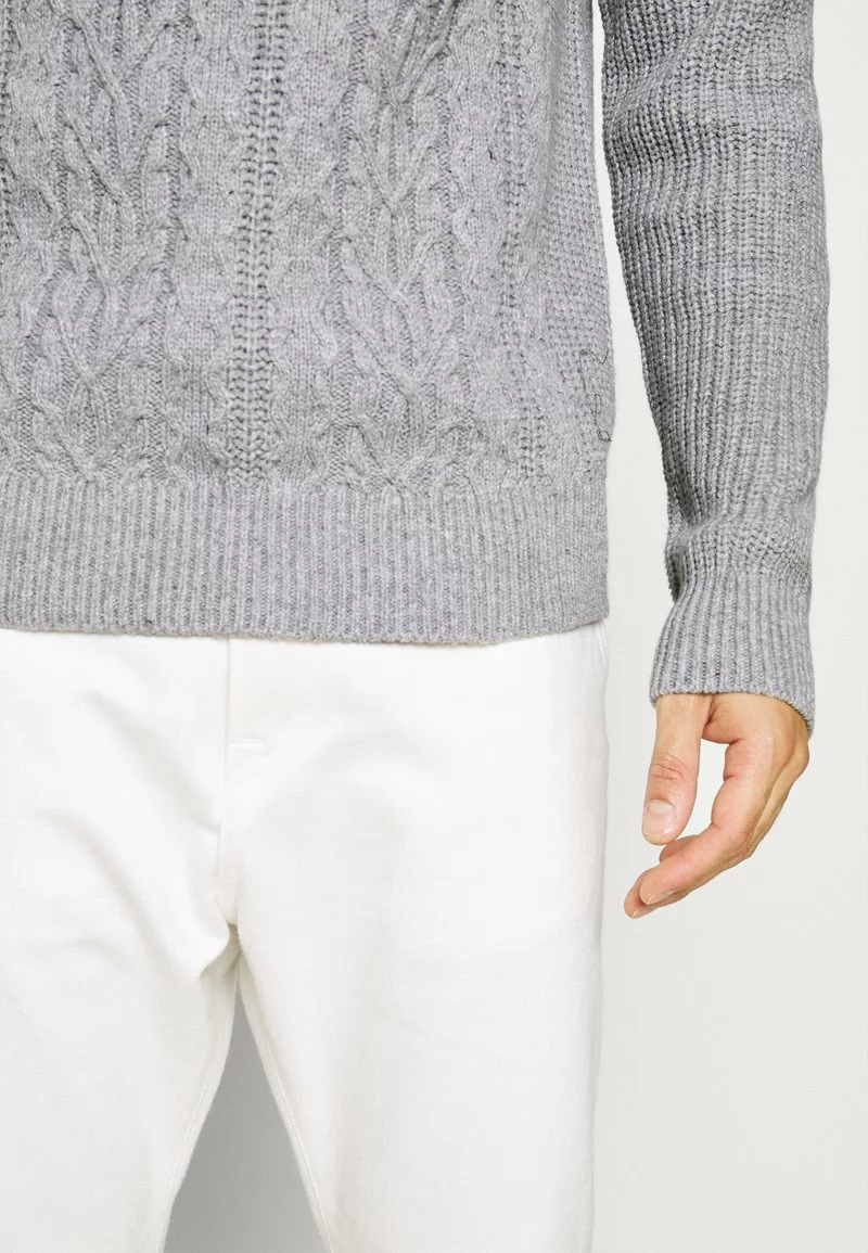 Pier One Uomo NEW CABLE TURTLENECK JUMPER - Maglione - Light Grey 8 Pier One Uomo NEW CABLE TURTLENECK JUMPER - Maglione - Light Grey - immagine 6