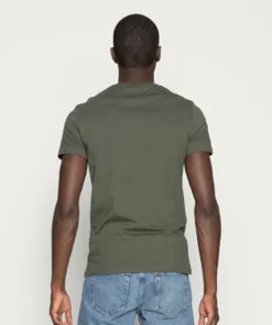 Pier One Uomo 3 PACK - T-shirt Basic - Black/grey/green 11 Pier One Uomo 3 PACK - T-shirt Basic - Black/grey/green -Moda Perfetta 302b28ae9cfb4ba48ebdbc5d108d4998
