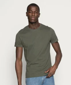 Pier One Uomo 3 PACK - T-shirt Basic - Black/grey/green 10 Pier One Uomo 3 PACK - T-shirt Basic - Black/grey/green -Moda Perfetta 3733542cda464d40b58bb52fd8289b90