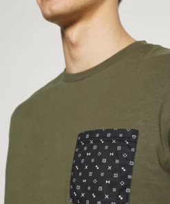 Pier One Uomo T-shirt Con Stampa - Black 12 Pier One Uomo T-shirt Con Stampa - Black -Moda Perfetta 394558a1844c4d249c42193efbdcecc6