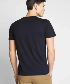 Pier One Uomo 2 PACK - T-shirt Basic - White/dark Blue -Moda Perfetta 3fa5884e4b594e09a9d55bcef4378d1b