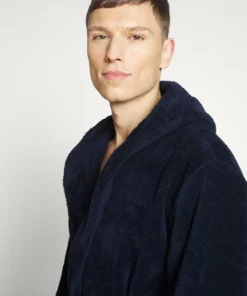 Pier One Uomo Accappatoio - Dark Blue 12 Pier One Uomo Accappatoio - Dark Blue -Moda Perfetta 41cb914371934a1bb7fd15e05e23e4bb