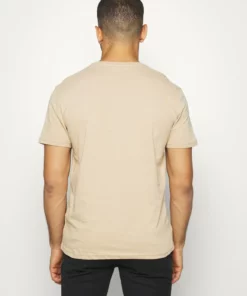 Pier One Uomo 3 PACK - T-shirt Basic - Khaki/tan/dark Blue 12 Pier One Uomo 3 PACK - T-shirt Basic - Khaki/tan/dark Blue -Moda Perfetta 4791eff63e034d17860691ffbf9cb972