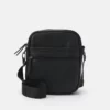Pier One Uomo Borsa A Tracolla - Black 2 Pier One Uomo Borsa A Tracolla - Black -Moda Perfetta 5579edca60ea48e5b5a5cb499ac27282