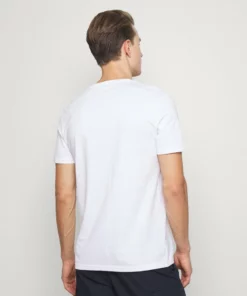 Pier One Uomo T-shirt Con Stampa - White 10 Pier One Uomo T-shirt Con Stampa - White -Moda Perfetta 562594003a884f52b0c570f1619e425e