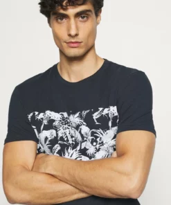 Pier One Uomo T-shirt Con Stampa - Dark Blue 11 Pier One Uomo T-shirt Con Stampa - Dark Blue -Moda Perfetta 5635e954617a4916a24c0b832839bc3e