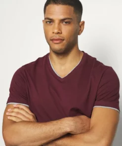Pier One Uomo T-shirt Basic - Bordeaux 12 Pier One Uomo T-shirt Basic - Bordeaux -Moda Perfetta 67671e08d12343d69cdb83f305fe5212