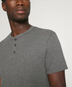 Pier One Uomo LOUNGE HENLEY TEE - Maglia Del Pigiama - Mottled Dark Grey 12 Pier One Uomo LOUNGE HENLEY TEE - Maglia Del Pigiama - Mottled Dark Grey -Moda Perfetta 67a1c9e0b73a438a9a63ef841f2694d8