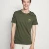 Pier One Uomo T-shirt Con Stampa - Olive 2 Pier One Uomo T-shirt Con Stampa - Olive -Moda Perfetta 68df46a1870443d387bc68793c5ed857
