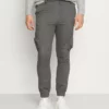 Pier One Uomo Pantaloni Cargo - Dark Grey 1 Pier One Uomo Pantaloni Cargo - Dark Grey -Moda Perfetta 6c062bae1187489b8faa254d563dc573