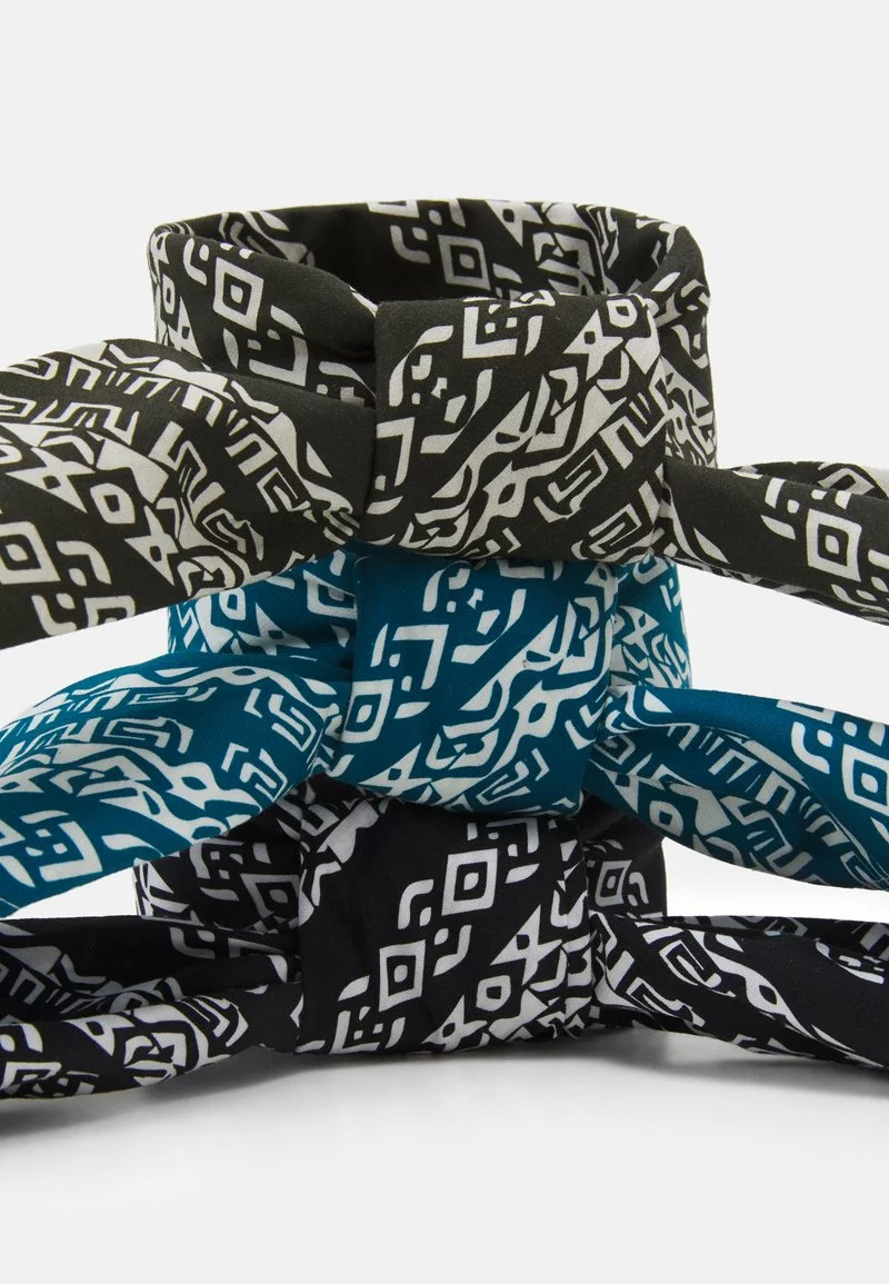 Pier One BANDANAS 3 PACK UNISEX - Foulard - Black/khaki/blue 4 Pier One BANDANAS 3 PACK UNISEX - Foulard - Black/khaki/blue - immagine 2