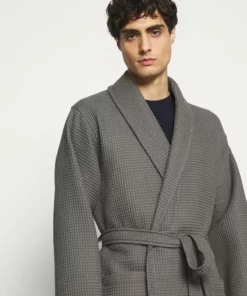 Pier One Uomo Accappatoio - Dark Grey 11 Pier One Uomo Accappatoio - Dark Grey -Moda Perfetta 76157a5859124612a1544508308cc441