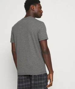 Pier One Uomo LOUNGE HENLEY TEE - Maglia Del Pigiama - Mottled Dark Grey 11 Pier One Uomo LOUNGE HENLEY TEE - Maglia Del Pigiama - Mottled Dark Grey -Moda Perfetta 76bba121118a4f748354f771823d8fd3