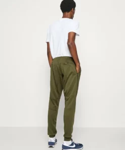 Pier One Uomo Pantaloni Sportivi - Olive 9 Pier One Uomo Pantaloni Sportivi - Olive -Moda Perfetta 7cda39b8f69f4986bcbf6242b84d926c