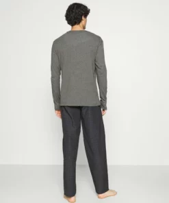 Pier One Uomo Pigiama - Black/mottled Dark Grey 16 Pier One Uomo Pigiama - Black/mottled Dark Grey -Moda Perfetta 841b08da6e09414dbed3d4b7034bd2d9