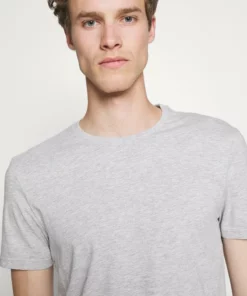 Pier One Uomo 5 PACK - T-shirt Basic - Black/dark Blue 16 Pier One Uomo 5 PACK - T-shirt Basic - Black/dark Blue -Moda Perfetta 8a385426d9c34527890933662a538067