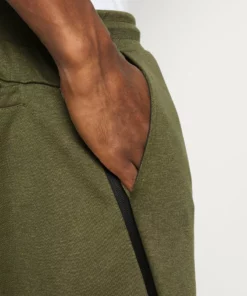 Pier One Uomo Pantaloni Sportivi - Olive 11 Pier One Uomo Pantaloni Sportivi - Olive -Moda Perfetta 92124823220646329f52c61a38cf8de5