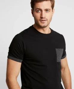 Pier One Uomo T-shirt Con Stampa - Black 11 Pier One Uomo T-shirt Con Stampa - Black -Moda Perfetta 9343835ddc9f438ca3a4235c3a416a16