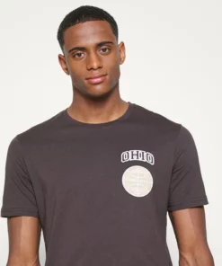 Pier One Unisex GRAPHIC T-SHIRT - T-shirt Basic - Brown 16 Pier One Unisex GRAPHIC T-SHIRT - T-shirt Basic - Brown -Moda Perfetta 949c41f98b2b43259d742e8a12b2c022 1