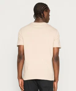 Pier One Uomo T-shirt Con Stampa - Tan 9 Pier One Uomo T-shirt Con Stampa - Tan -Moda Perfetta 971901db002a4241bd134b634a96da18