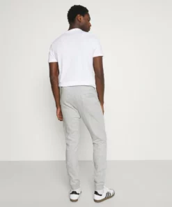 Pier One Uomo Pantaloni Sportivi - Mottled Light Grey 13 Pier One Uomo Pantaloni Sportivi - Mottled Light Grey -Moda Perfetta 9e3e89f51ab544b996b733d3eda47683