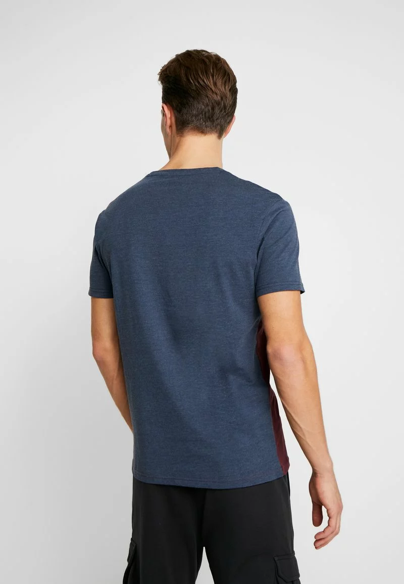 Pier One Uomo T-shirt Con Stampa - Bordeaux / Dark Blue 5 Pier One Uomo T-shirt Con Stampa - Bordeaux / Dark Blue - immagine 3