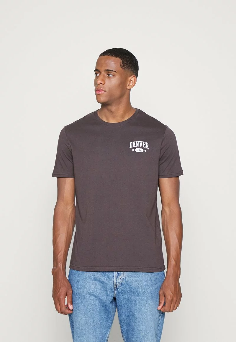 Pier One Uomo GRAPHIC T-SHIRT - T-shirt Con Stampa - Brown 6 Pier One Uomo GRAPHIC T-SHIRT - T-shirt Con Stampa - Brown - immagine 4