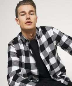 Pier One Uomo T-shirt Con Stampa - Black 15 Pier One Uomo T-shirt Con Stampa - Black -Moda Perfetta a4d670458d814286a0f9a4d484a2d97c