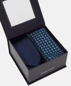 Pier One Uomo SET - Cravatta - Dark Blue 14 Pier One Uomo SET - Cravatta - Dark Blue -Moda Perfetta af4b67e3556f4f11b46933c2e819fe64 1