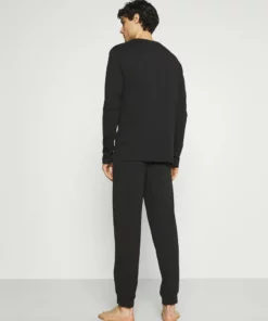 Pier One Uomo Pigiama - Black 11 Pier One Uomo Pigiama - Black -Moda Perfetta b9b8fb88b64649ea840444d93817e424