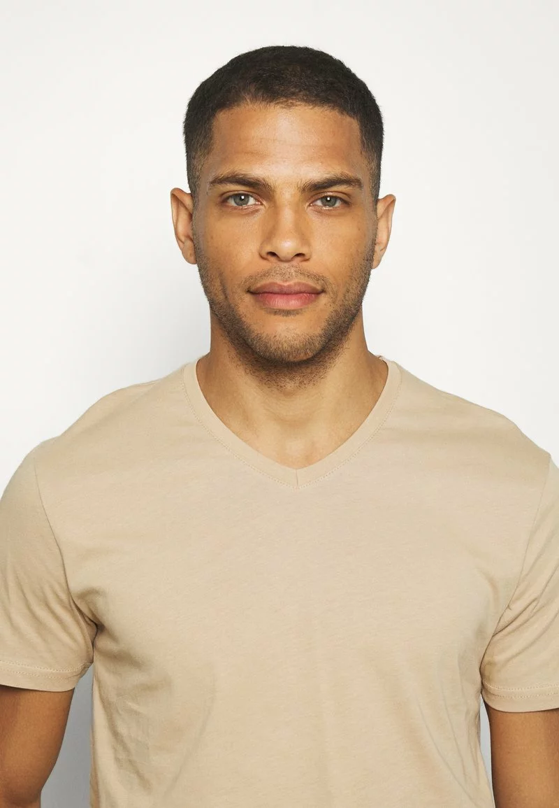 Pier One Uomo 3 PACK - T-shirt Basic - Khaki/tan/dark Blue 8 Pier One Uomo 3 PACK - T-shirt Basic - Khaki/tan/dark Blue - immagine 6