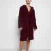 Pier One Uomo Accappatoio - Bordeaux 1 Pier One Uomo Accappatoio - Bordeaux -Moda Perfetta c3b907b1cf5d413f945425f26e4d656d 1