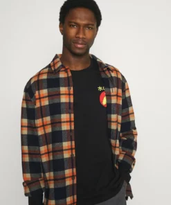 Pier One Uomo Maglietta A Manica Lunga - Black 14 Pier One Uomo Maglietta A Manica Lunga - Black -Moda Perfetta d43ff442568a4821a69a1805cf4bdcd9