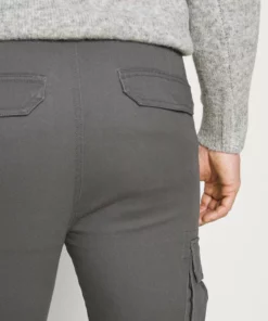 Pier One Uomo Pantaloni Cargo - Dark Grey 11 Pier One Uomo Pantaloni Cargo - Dark Grey -Moda Perfetta da099017322341c49801a395a66352f3