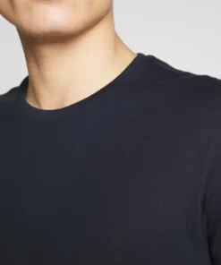 Pier One Uomo 2 PACK - T-shirt Basic - White/dark Blue -Moda Perfetta de6827f8d2cf4a2c856d09a9d7f8109d