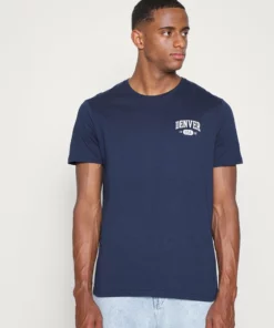 Pier One Uomo GRAPHIC T-SHIRT - T-shirt Con Stampa - Dark Blue 15 Pier One Uomo GRAPHIC T-SHIRT - T-shirt Con Stampa - Dark Blue -Moda Perfetta e21ccda63b744cb2bf15bbe44e66c230