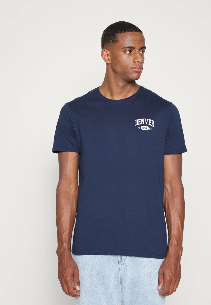 Pier One Uomo GRAPHIC T-SHIRT - T-shirt Con Stampa - Dark Blue 6 Pier One Uomo GRAPHIC T-SHIRT - T-shirt Con Stampa - Dark Blue - immagine 4