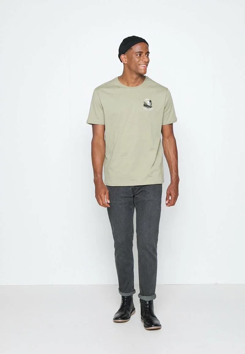 Pier One Uomo MOON SCENE GRAPHIC T-SHIRT - T-shirt Con Stampa - Olive 4 Pier One Uomo MOON SCENE GRAPHIC T-SHIRT - T-shirt Con Stampa - Olive - immagine 2