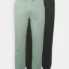 Pier One Uomo 2er PACK - Pantaloni Sportivi - Green/black 2 Pier One Uomo 2er PACK - Pantaloni Sportivi - Green/black -Moda Perfetta e9e52a633c1c4d2b95660c1da4b10a89