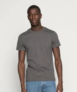 Pier One Uomo 3 PACK - T-shirt Basic - Black/grey/green 13 Pier One Uomo 3 PACK - T-shirt Basic - Black/grey/green -Moda Perfetta ee89d58fc61140e19ce307b0b3b5e4cf