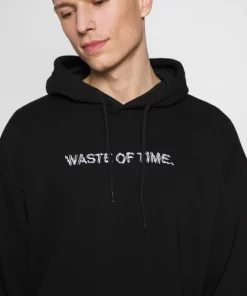 Pier One Uomo WASTE OF TIME HOOD - Felpa Con Cappuccio - Black 13 Pier One Uomo WASTE OF TIME HOOD - Felpa Con Cappuccio - Black -Moda Perfetta f9da2fdfbf654bf09b226b223f3c39d5